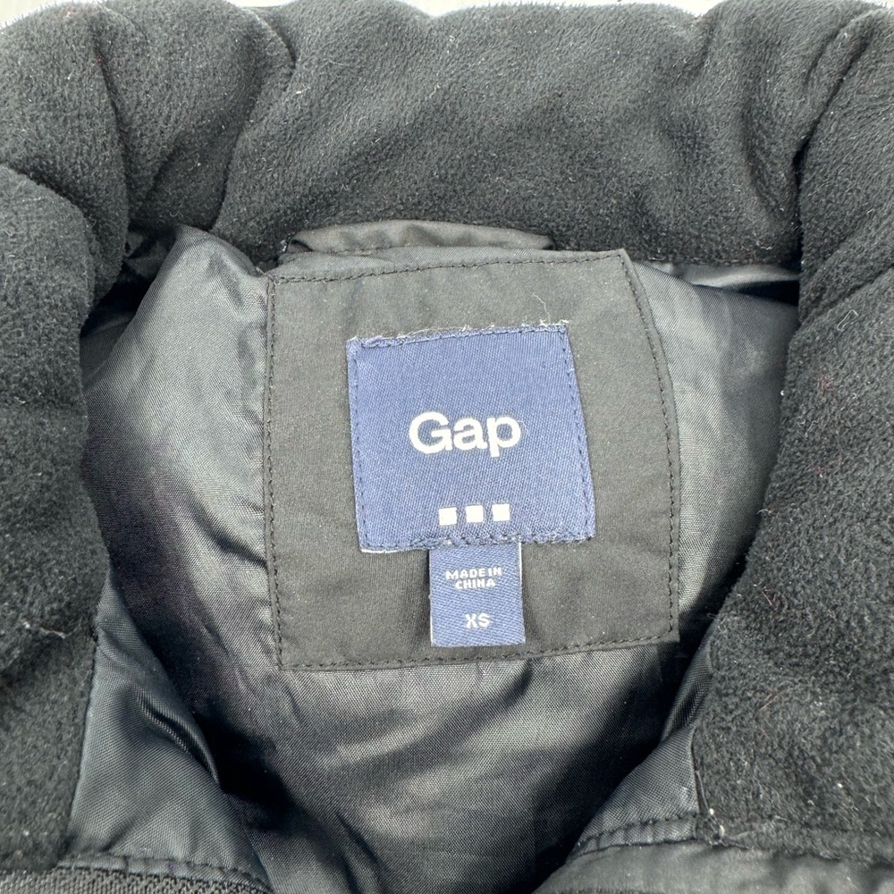 GAP Women's Black Puffer Vest - Picture 4 of 4